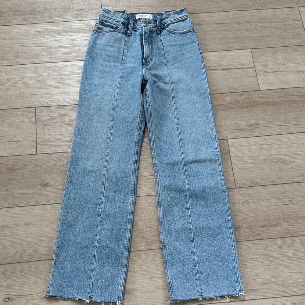 Abercrombie & Fitch 90’s relaxed high rise Jean size 25 NWT